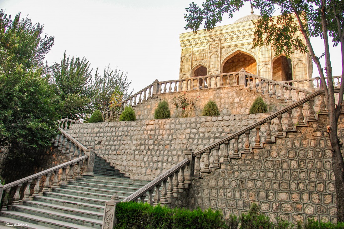 Lokaler Guide zeigt Reisenden die Sehenswürdigkeiten von Andijon im Ferghanatal