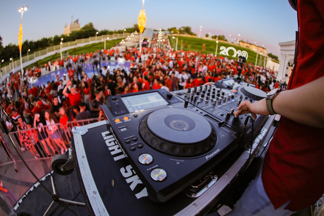 Nachtbühne in Samarkand während einer kulturellen Veranstaltung, hell beleuchtet