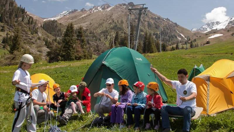 Gruppe junger Reisender, die den Sonnenuntergang in Usbekistan genießt