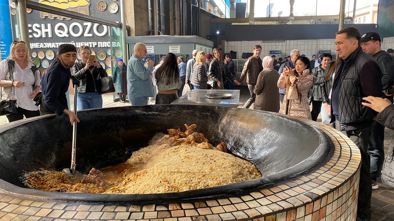 Traditioneller usbekischer Plov, serviert in Taschkent